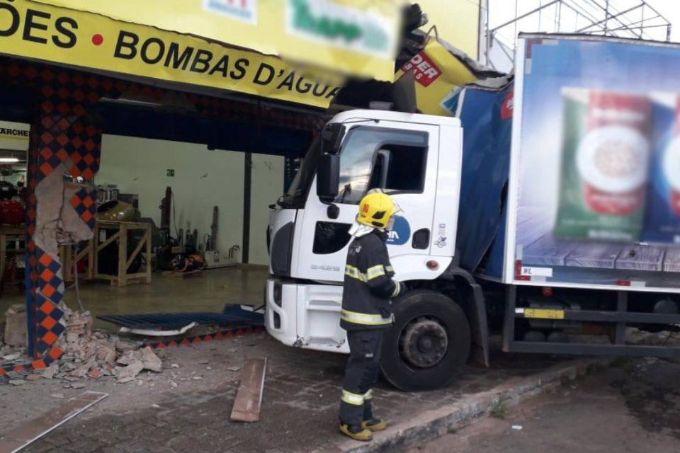 Batida entre dois caminhões em Valparaíso. Um dos veículos invadiu loja.