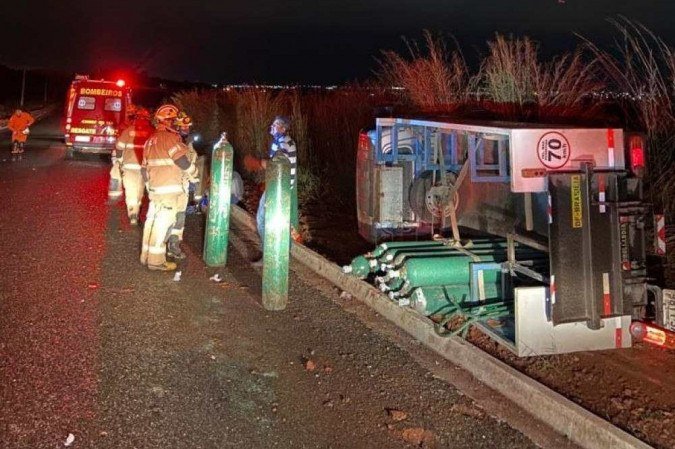 Caminhão que levava 16 cilindros de oxigênio para a Cidade Ocidental tomba e motorista fica ferido