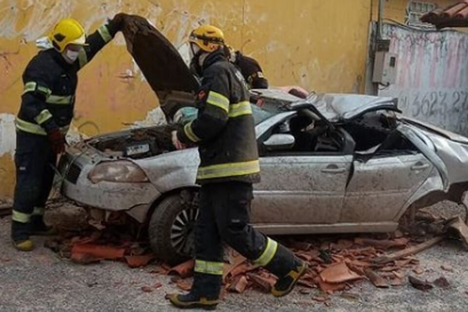 Veículo capota na BR-040. Cinco pessoas feridas no acidente