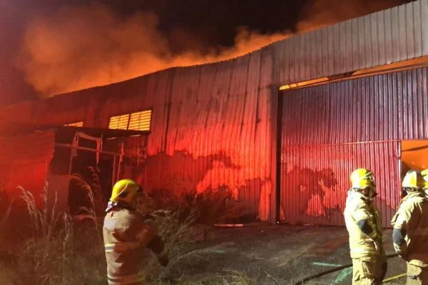 Galpão com lixo hospitalar pega fogo em Santo Antônio