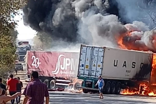 Dois motoristas de carretas morrem carbonizados após colisão frontal