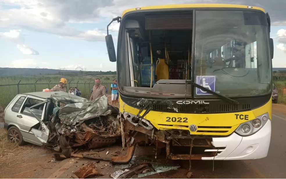 Duas pessoas morrem após batida de frente entre carro e ônibus